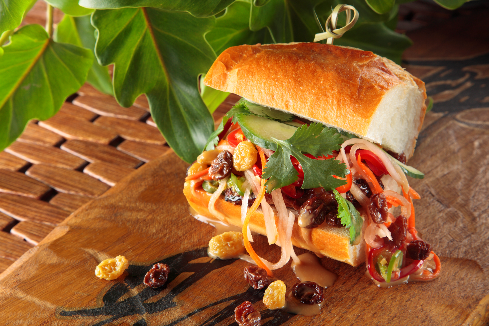 Bánh Mỳ Gà Xốt Cay Với Nho Khô California • Raisins